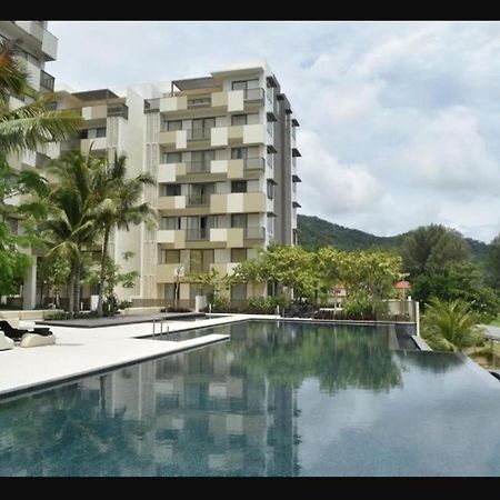 By The Sea Batu Ferringhi Beach Front Apartment Suite ภายนอก รูปภาพ